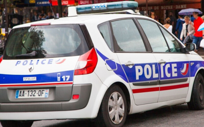 В Париже радикалы напали на банк и расстреляли полицейских
