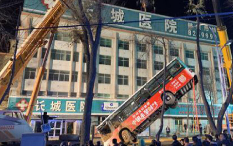 Шесть человек погибли при падении автобуса в Китае