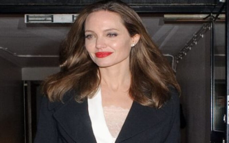 Анджелина Джоли прибегнула к женской хитрости