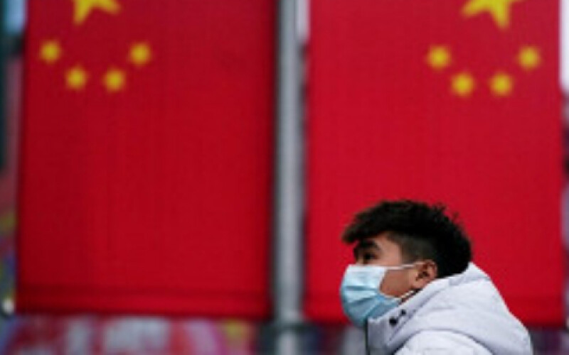 У Китаї дронами розганяють людей на вулицях, щоб не допустити поширення вірусу. Відео