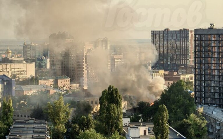 У російському Ростові горить військова частина