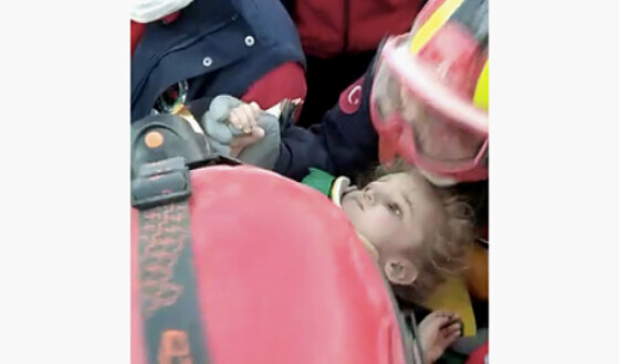 Дитину витягли з-під завалу після землетрусу в Туреччині через 65 годин. Фото
