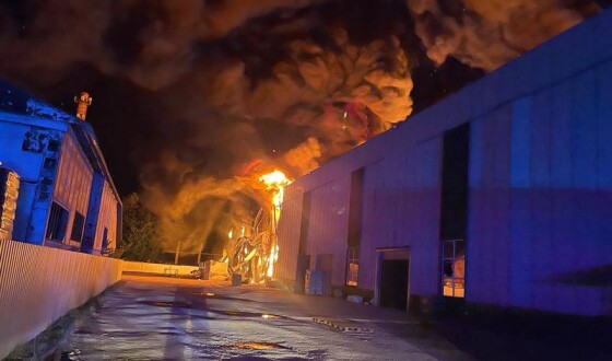 У Тернополі на підприємстві спалахнула масштабна пожежа