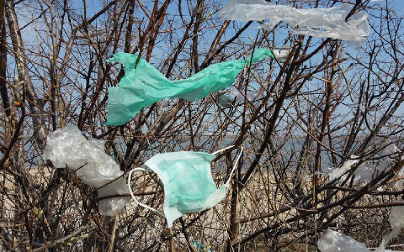 В ООН повідомили про зростання забруднення навколишнього середовища пластиком через маски і рукавички