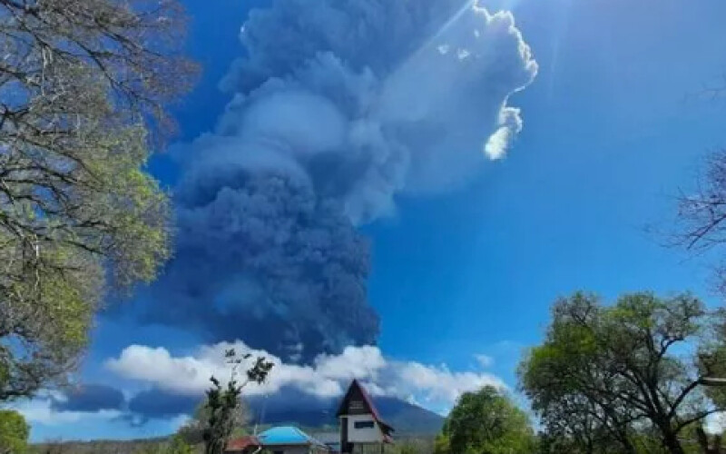 В Індонезії почав вивергатися вулкан Левотоло, жителів евакуйовано