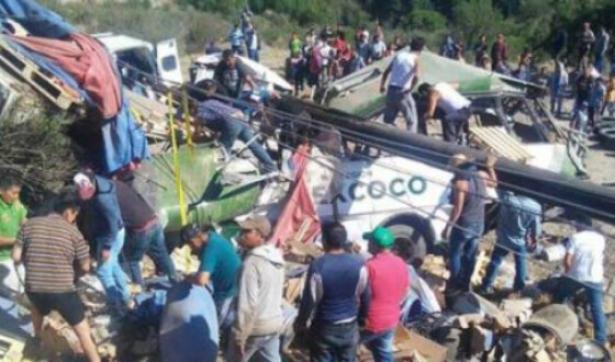 16 людей загинули під час зіткнення автобуса з вантажівкою на півночі Мексики