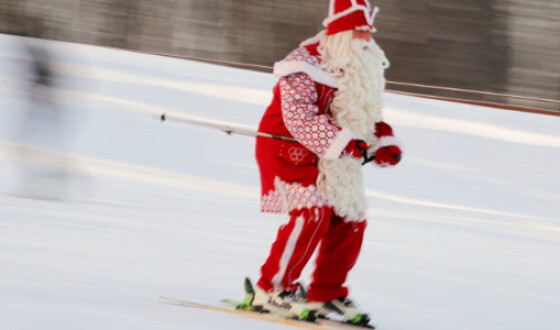240 Санта-Клаусов встали на горные лыжи