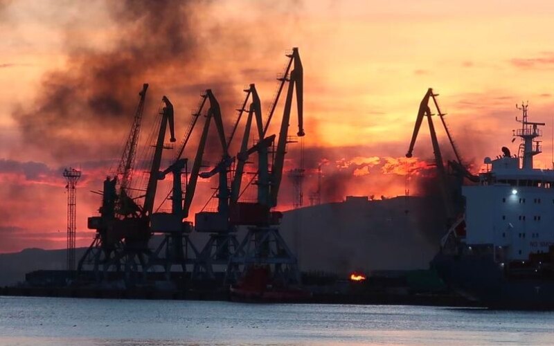 Росіяни вивели два кораблі з бухти Феодосії після атаки на «Новочеркаськ»
