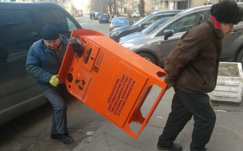 Во всех районах Киева устанавливают контейнеры для опасных отходов