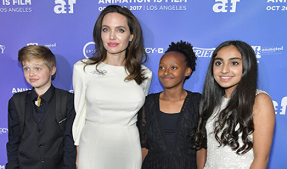 Анджелина Джоли решила сделать сюрприз бывшему супругу