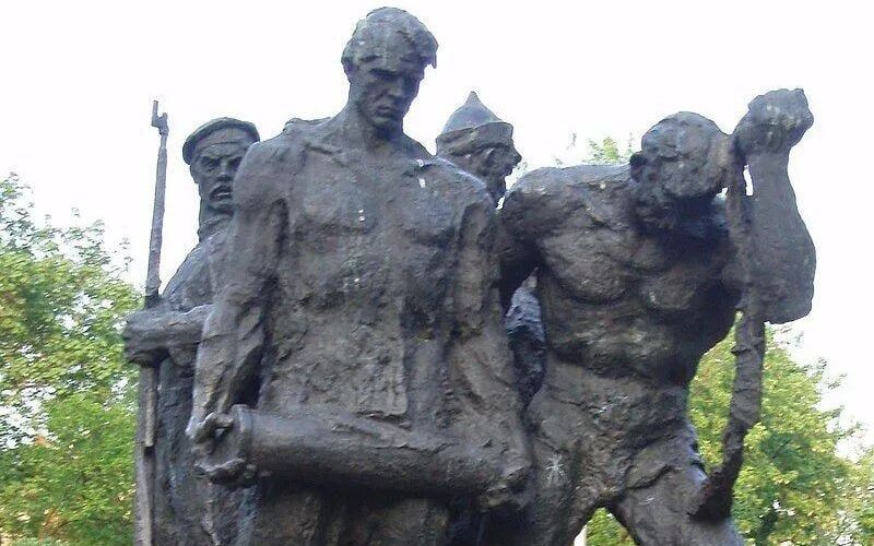 У Києві демонтували ще один радянський пам’ятник