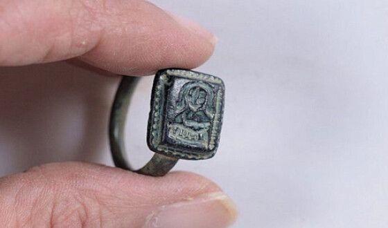 В Израиле археологи изучают кольцо XII-XV века