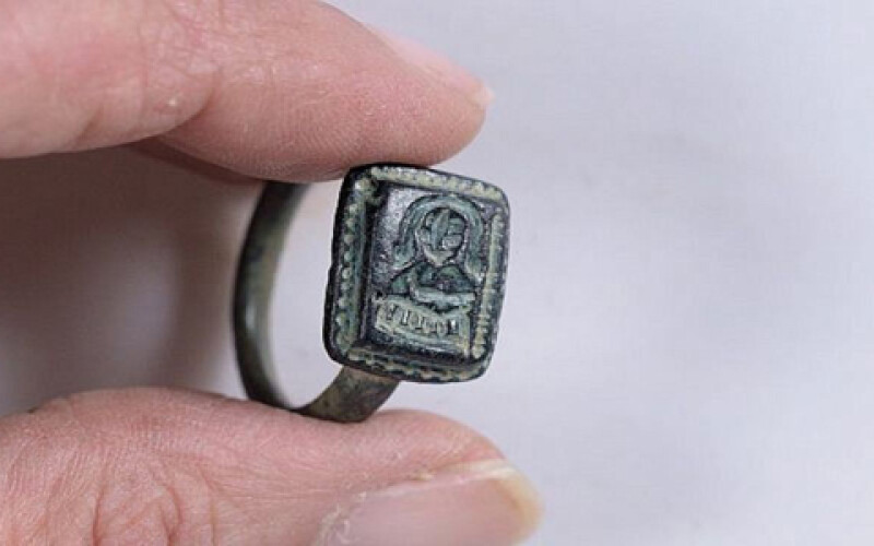 В Израиле археологи изучают кольцо XII-XV века