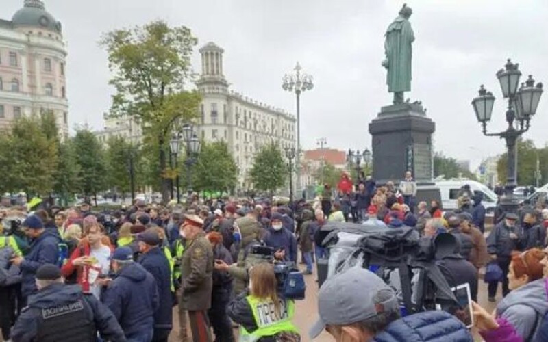 У Москві силовики затримали учасників мітингу після критичних до влади гасел