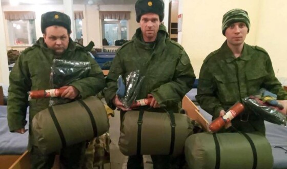 Російським військовим видали по палці ковбаси замість автомата та відправили в Україну