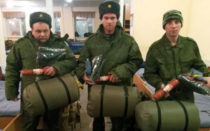 Російським військовим видали по палці ковбаси замість автомата та відправили в Україну