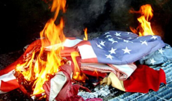 Протестувальники у Вашингтоні спалили прапор США під час виступу Трампа