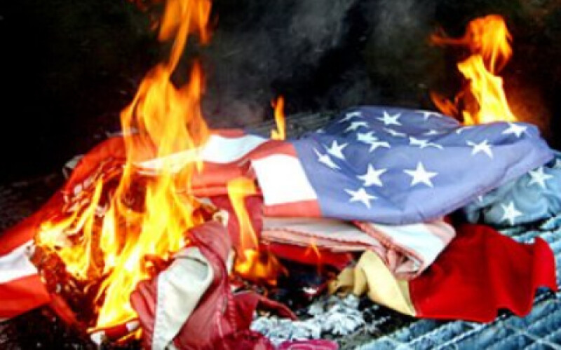 Фабрика в Ірані непогано заробляє на прапорах Ізраїлю і США, призначені для спалювання