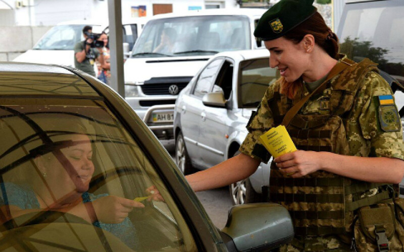 Прикордонники нагадують, що проходження контролю КПВВ на Донбасі – безкоштовне