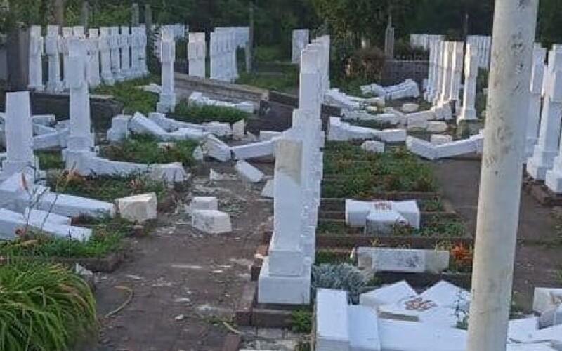 Під Львовом хлопець зруйнував майже 60 хрестів і пам&#8217;ятників на могилах січових хрестів
