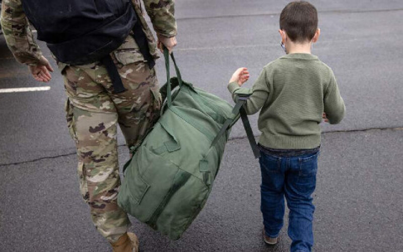 Солдати вивели з аеропорту Кабула дітей і підлітків