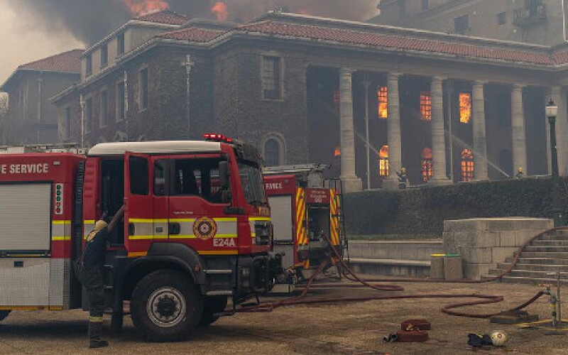 У ПАР загорілася будівля Кейптаунського університету