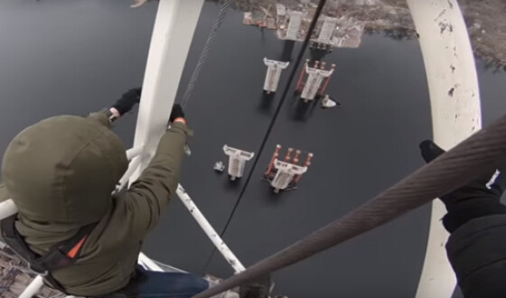 В Запорожье блогер подвесил качели на кране возле недостроенных мостов