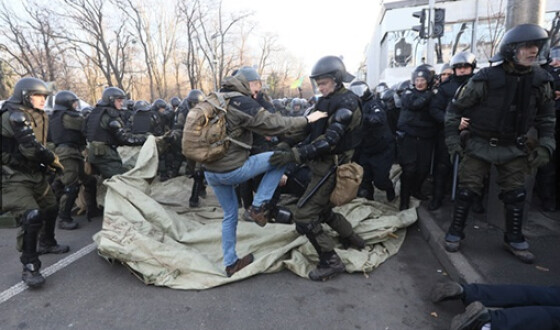 Біля будівлі Верховної Ради відбулися зіткнення між протестувальниками і поліцією