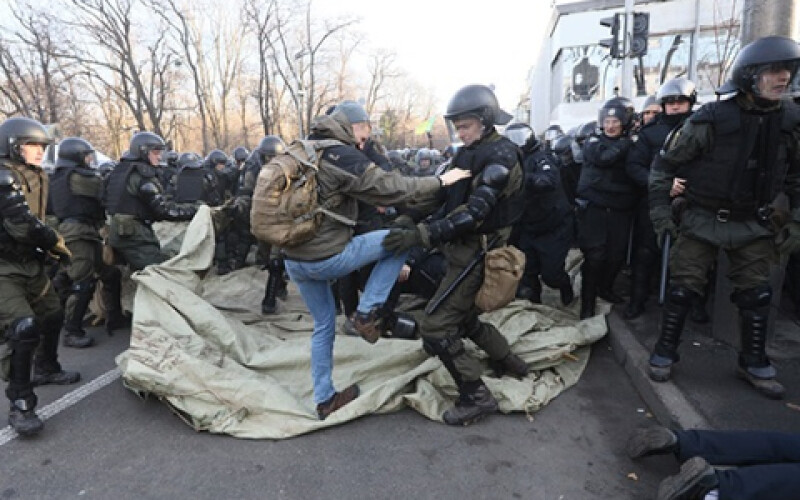 Акції протесту під Радою переросли в сутички, постраждали журналісти і поліцейські