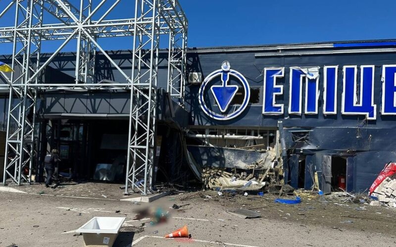 Терористи обстріляли гіпермаркет у Херсоні: є загиблі
