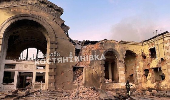 Окупанти повністю зруйнували будівлю залізничного вокзалу у Костянтинівці