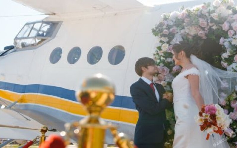Одесситы устроили свадьбу на высоте 1000 метров