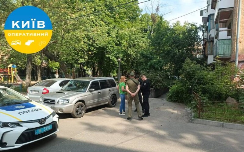 У Києві озброєні чоловіки в масках нападають на перехожих