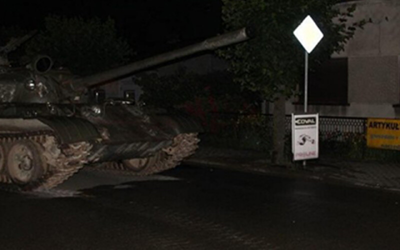 У Польщі чоловік катався по місту на радянському танку