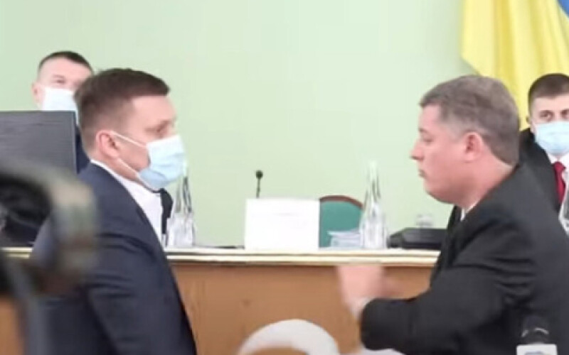 Українські депутати влаштували бійку через прапор Росії