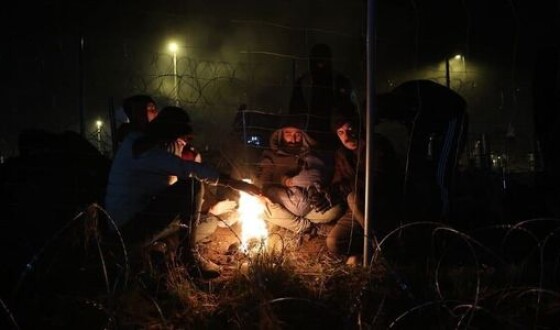 Мігранти залишають стихійний табір у прикордонному лісі Білорусі