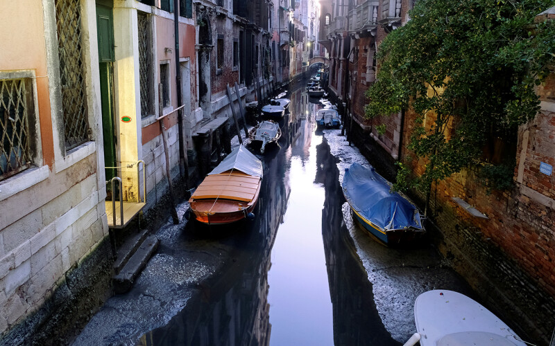 Водні канали рекордно пересохли в Венеції слідом за рекордною повінню
