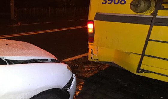 В Киеве таксист протаранил троллейбус